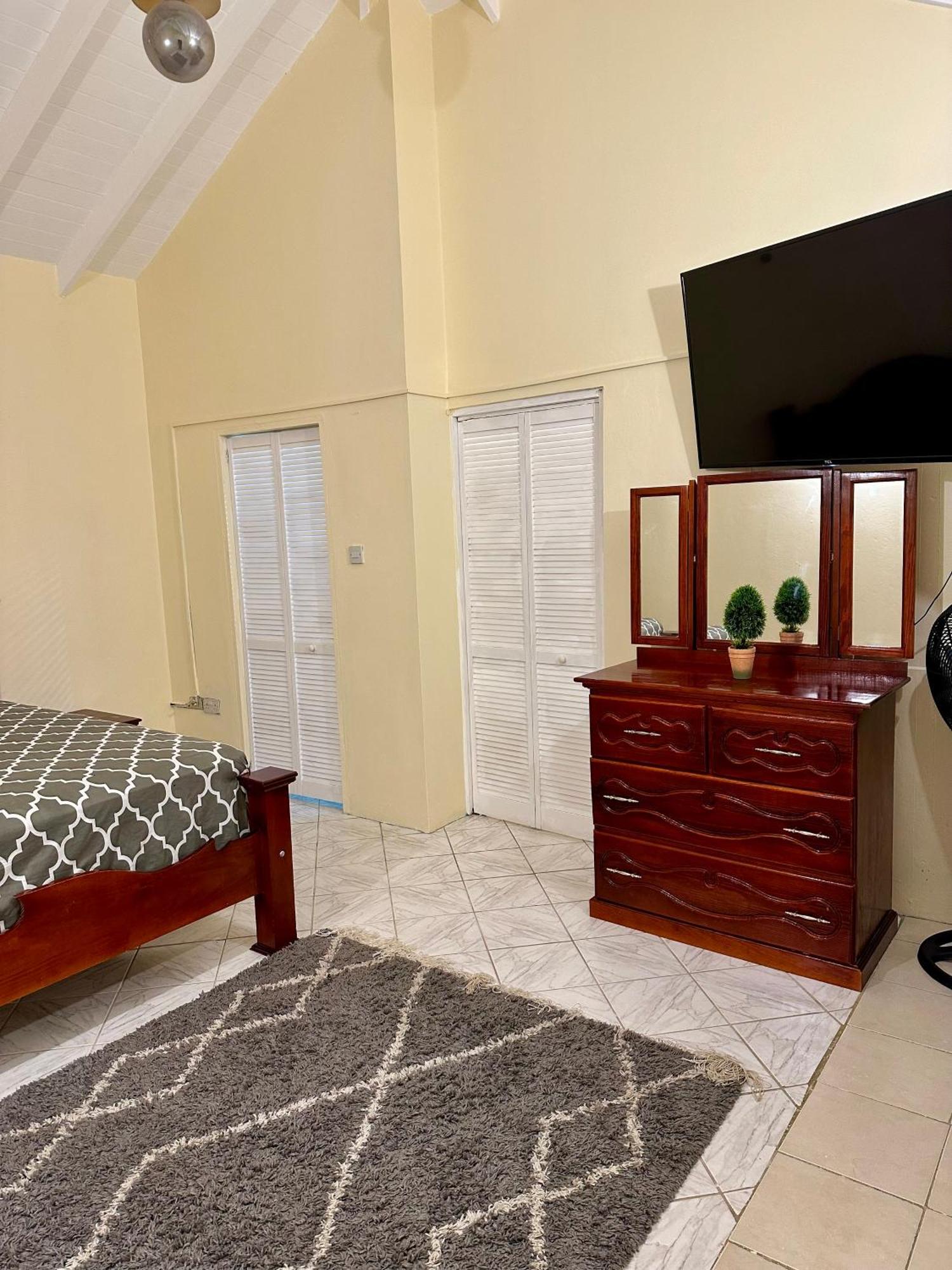 Castle Berry Apartments Кингстаун Екстериор снимка
