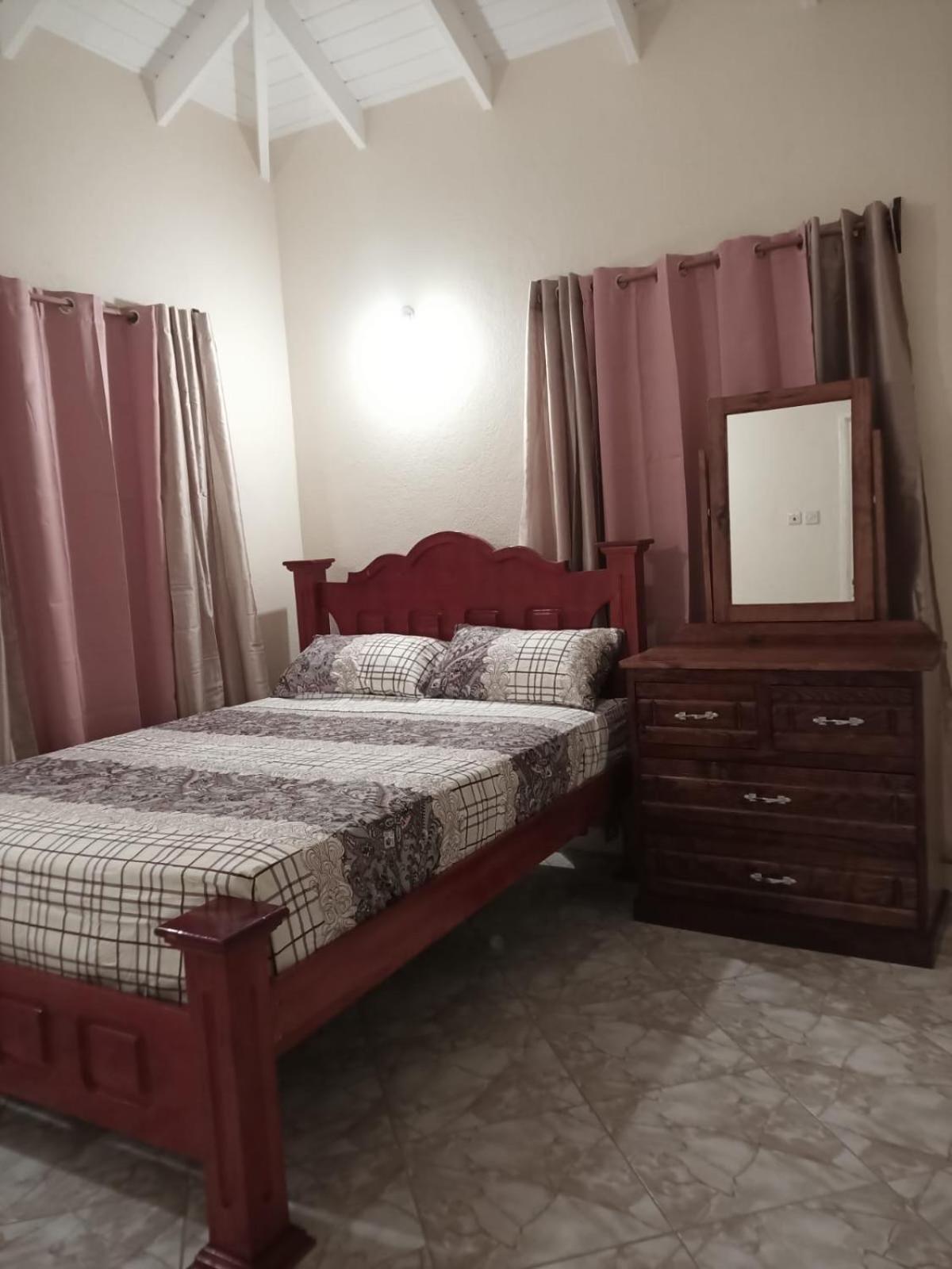 Castle Berry Apartments Кингстаун Екстериор снимка