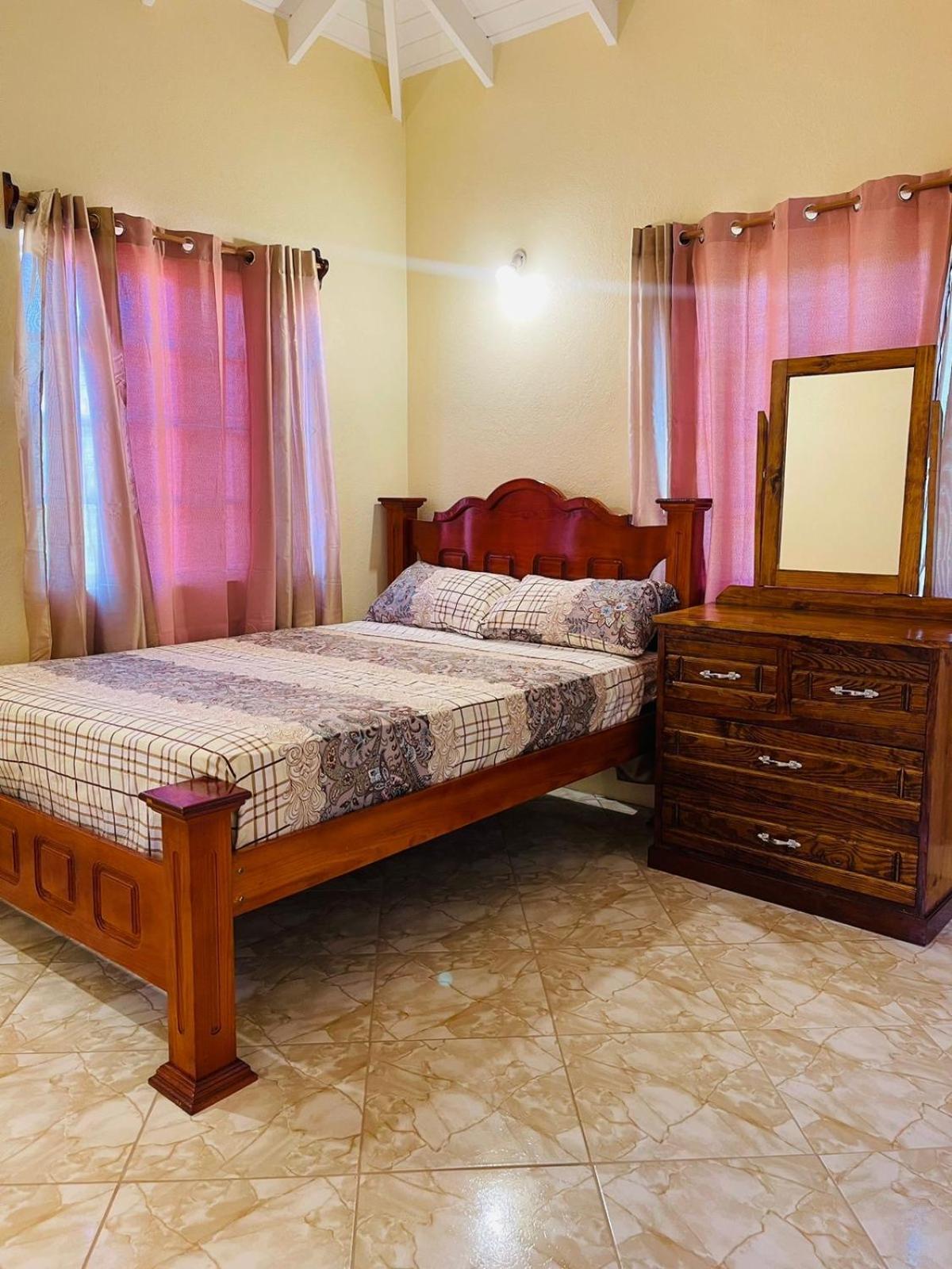 Castle Berry Apartments Кингстаун Екстериор снимка