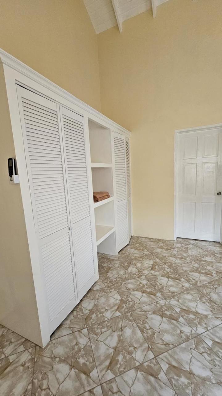 Castle Berry Apartments Кингстаун Екстериор снимка