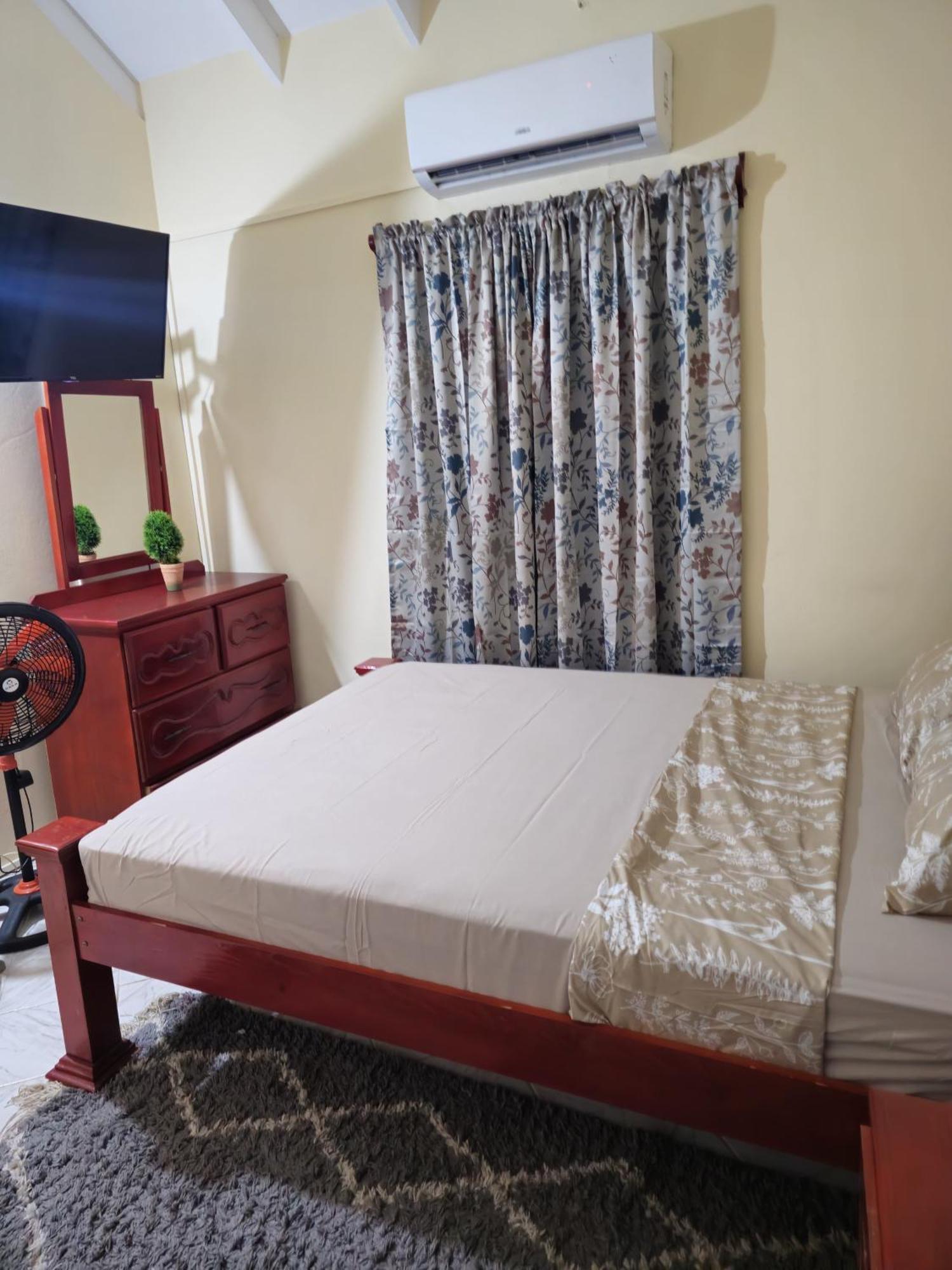 Castle Berry Apartments Кингстаун Екстериор снимка