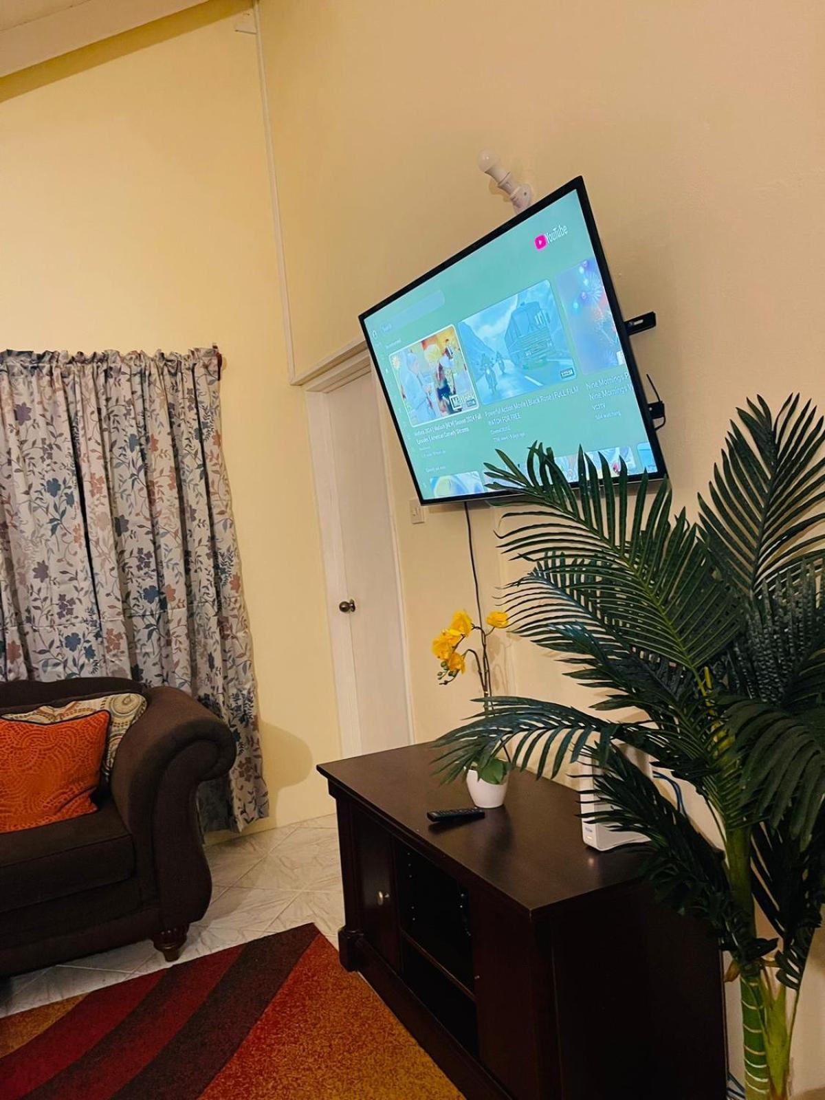 Castle Berry Apartments Кингстаун Екстериор снимка