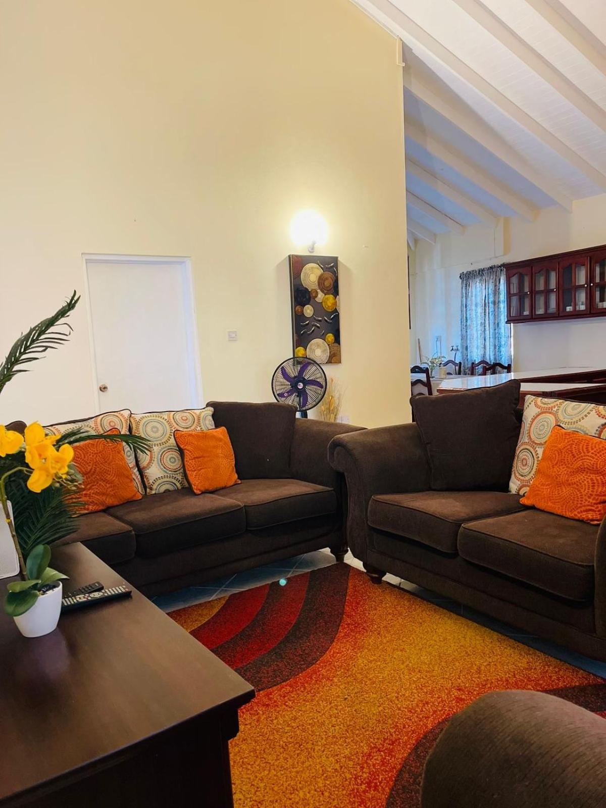 Castle Berry Apartments Кингстаун Екстериор снимка