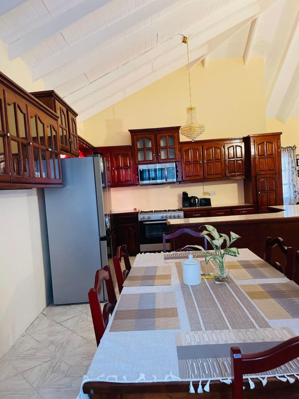 Castle Berry Apartments Кингстаун Екстериор снимка