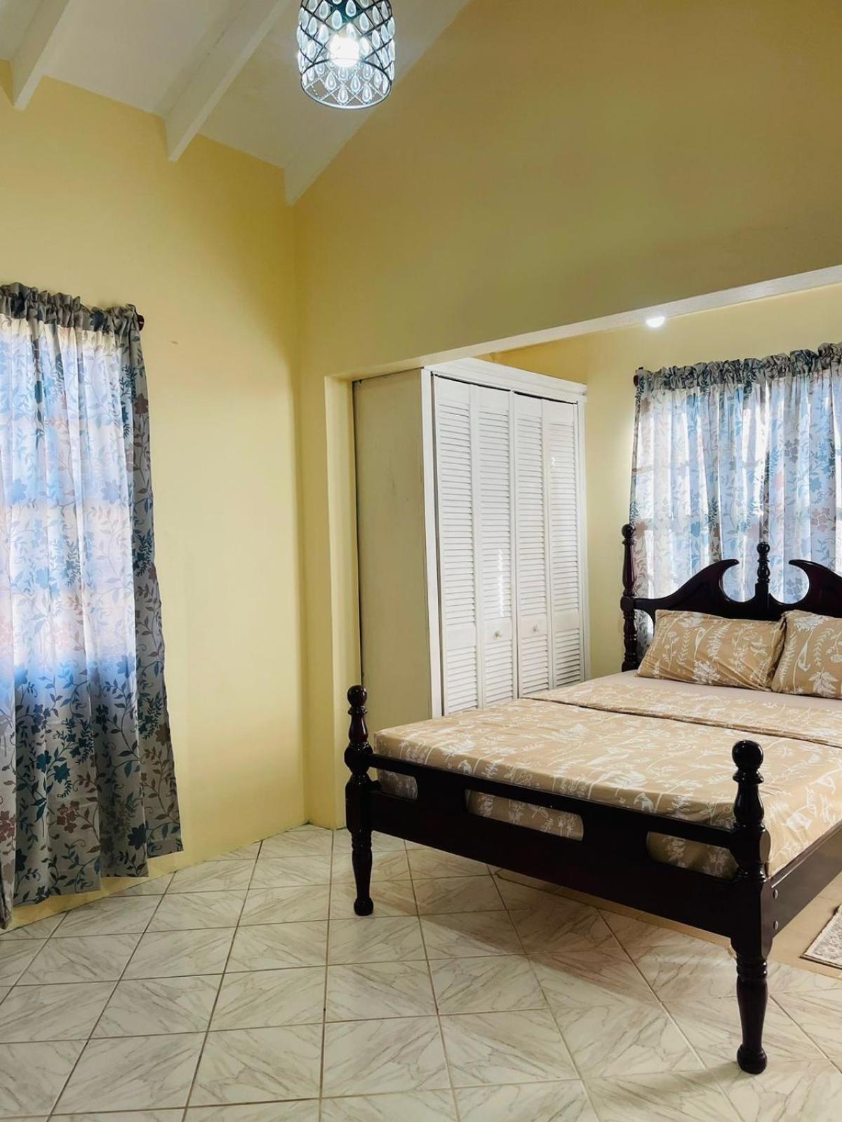 Castle Berry Apartments Кингстаун Екстериор снимка
