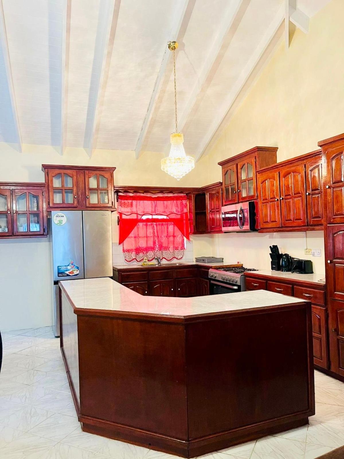 Castle Berry Apartments Кингстаун Екстериор снимка
