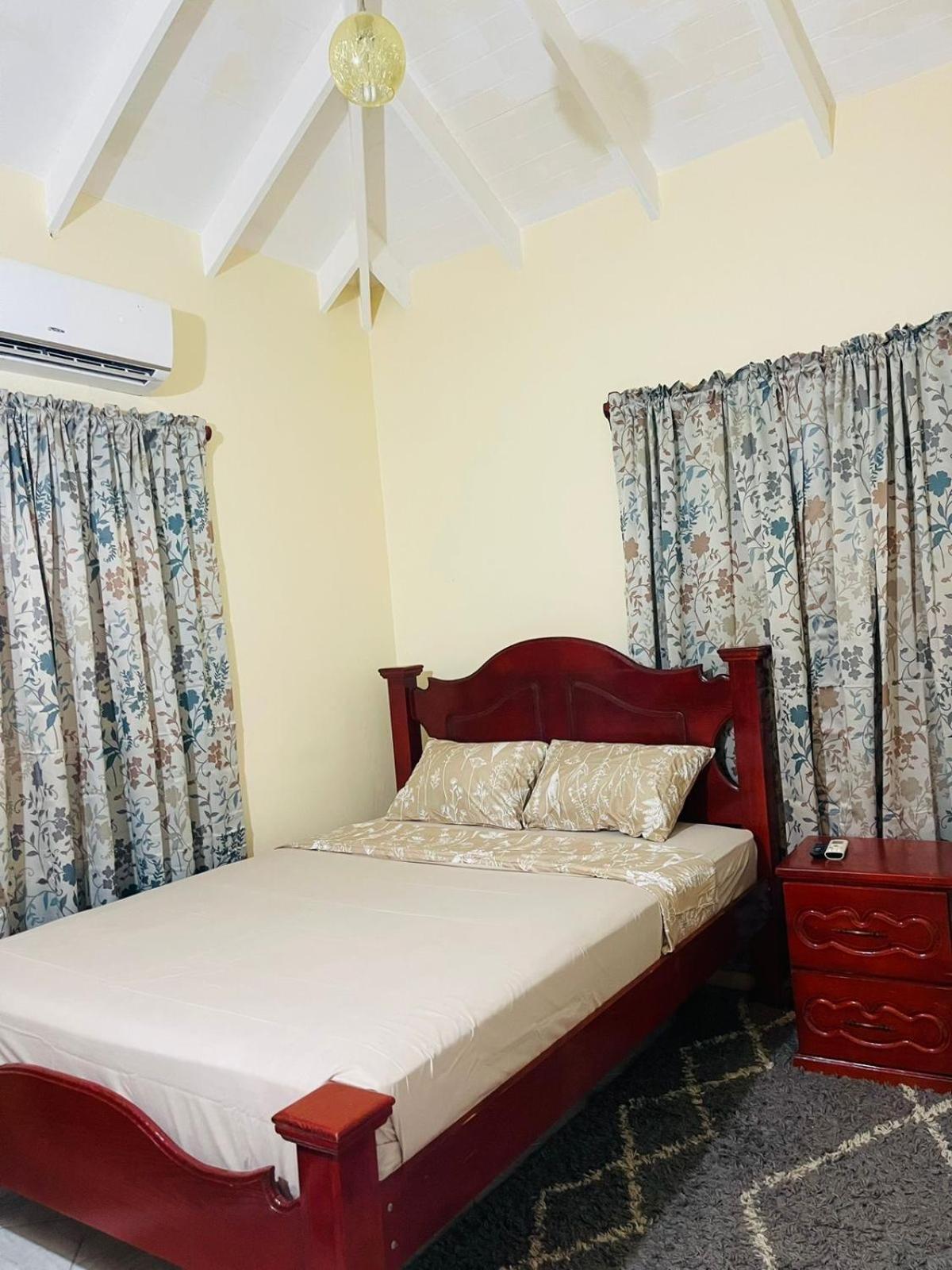 Castle Berry Apartments Кингстаун Екстериор снимка