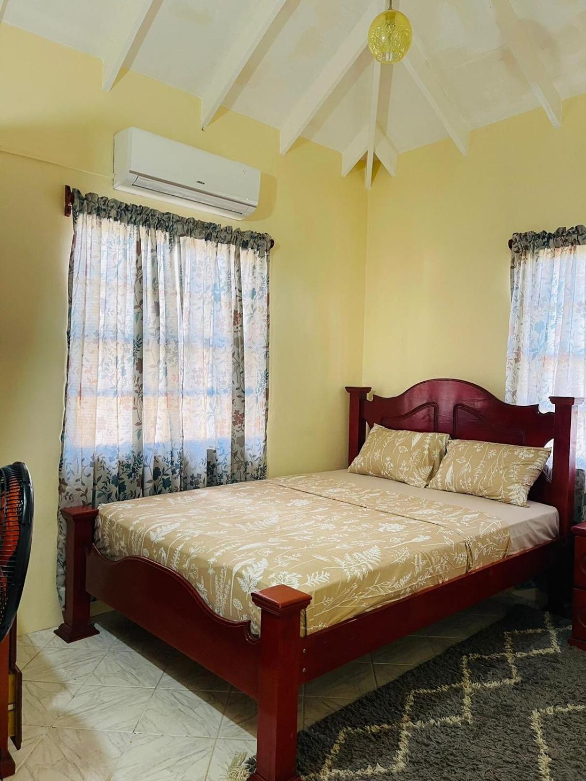Castle Berry Apartments Кингстаун Екстериор снимка