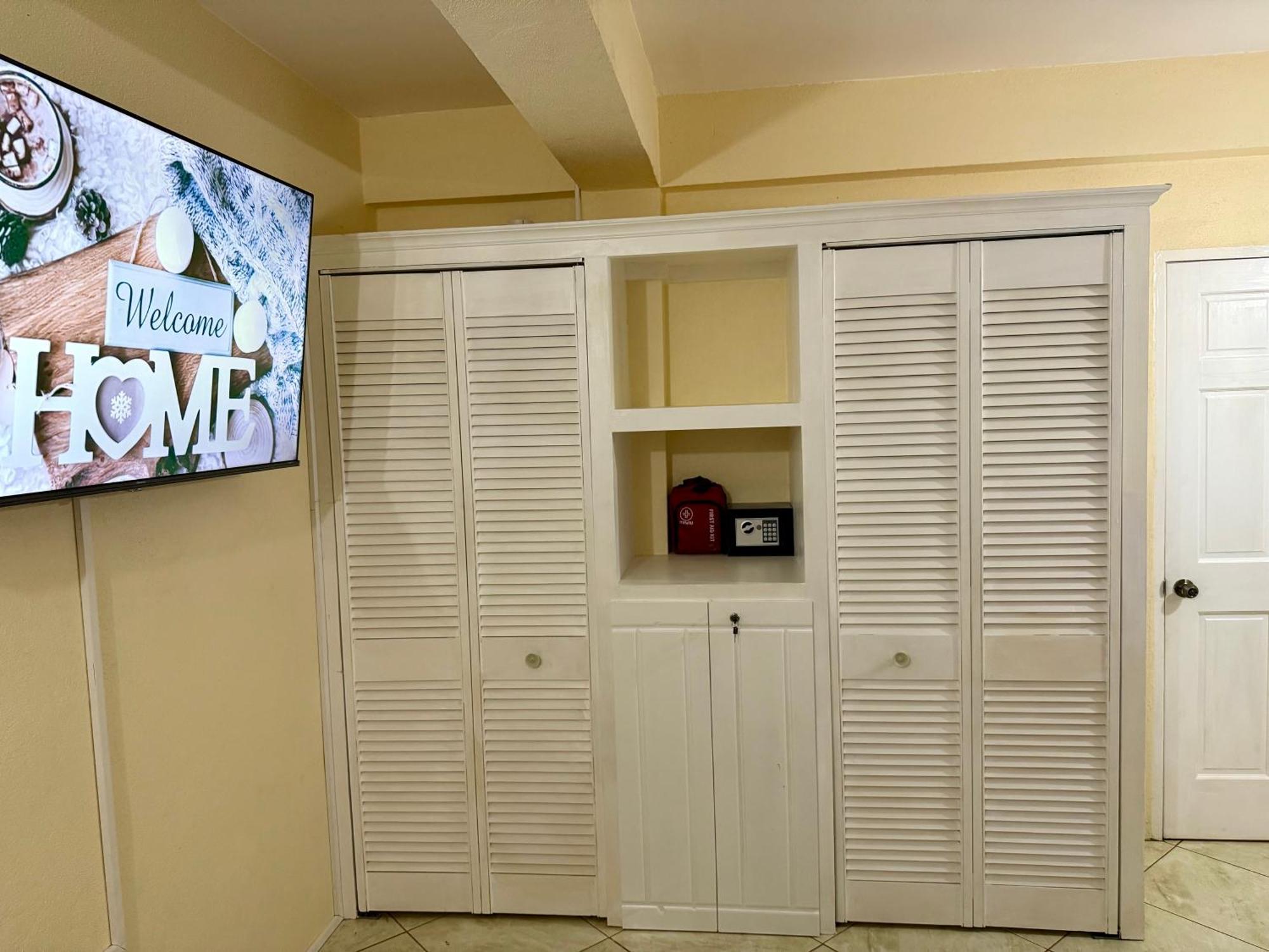 Castle Berry Apartments Кингстаун Екстериор снимка